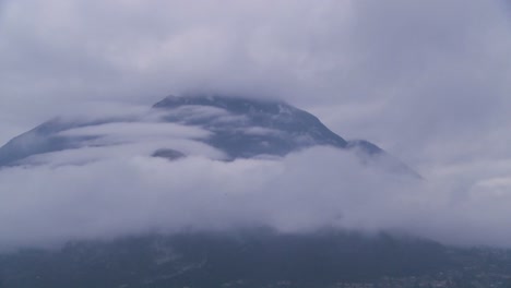 Hermoso-Lapso-De-Tiempo-De-Montañas-Y-Niebla