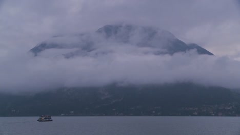 Un-Ferry-Por-La-Mañana-En-El-Lago-De-Como,-Italia,-Cruceros-Por-Las-Montañas-En-La-Niebla