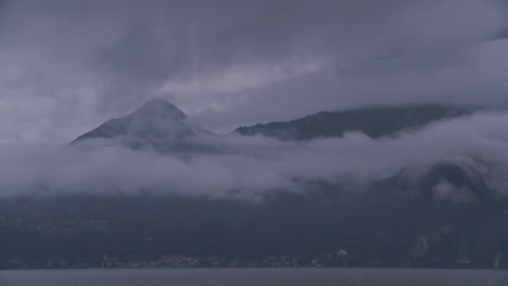 Zeitraffer-Von-Nebel,-Der-über-Berge-Rollt