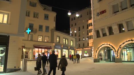 Fußgänger-Zu-Fuß-Auf-Den-Sauberen-Modernen-Straßen-Von-St.-Moritz-Schweiz-Im-Winter-2