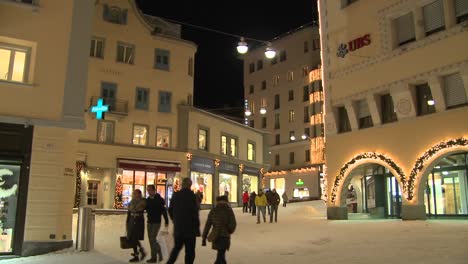 Los-Peatones-Caminando-Por-Las-Limpias-Y-Modernas-Calles-De-St-Moritz,-Suiza-En-Invierno-2