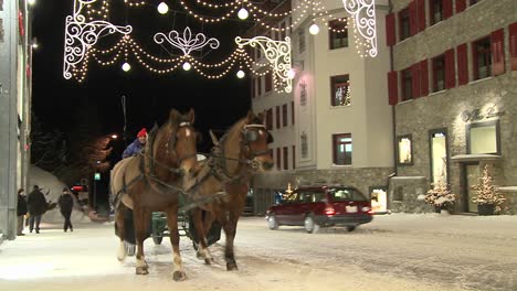 Un-Carruaje-Tirado-Por-Caballos-Se-Abre-Paso-Por-Una-Calle-Nevada-En-Invierno-1