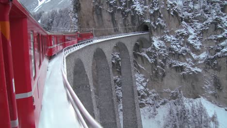 Ein-Zug-In-Europa-überquert-Eine-Bemerkenswerte-Brücke-Und-Stürzt-Direkt-In-Einen-Tunnel