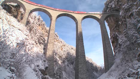 Un-Tren-En-Europa-Cruza-Un-Puente-Extraordinario-Y-Se-Sumerge-Directamente-En-Un-Túnel-2