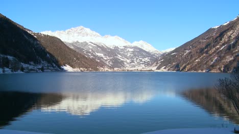 Ein-Wunderschöner-Bergsee-In-Den-Schweizer-Alpen