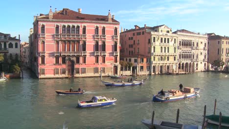 Bootsverkehr-Auf-Den-Kanälen-Von-Venedig-Italien-1