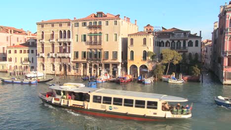 Bootsverkehr-Auf-Den-Kanälen-Von-Venedig-Italien-2