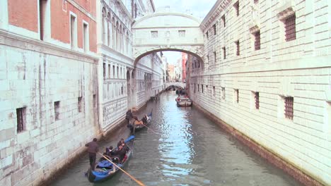 Gondolas-pass-under-the-Bridge-of-Sighs-in-Venice-Italy