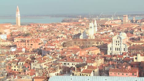 Ein-Hoher-Winkel,-Der-Einen-Überblick-über-Venedig-Bietet-2