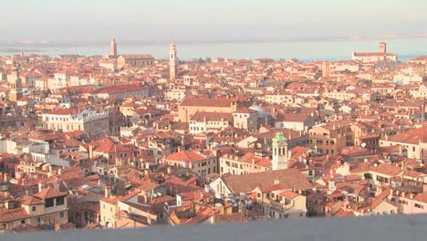 Ein-Hoher-Winkel,-Der-Einen-Überblick-über-Venedig-Bietet-4