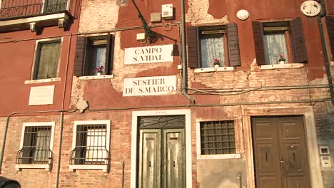 Die-Fassade-Alter-Gebäude-In-Venedig-Italien