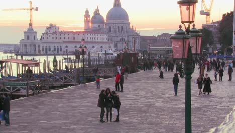 Los-Peatones-Caminan-Por-Los-Canales-Cerca-De-San-Marcos-En-Venecia-Italia