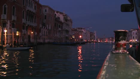 Hermosa-Noche-Rodada-A-Lo-Largo-De-Los-Canales-De-Venecia,-Italia-2