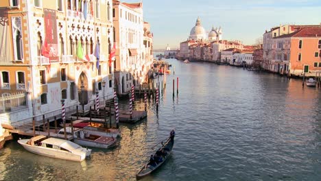 Hermosa-Toma-De-Establecimiento-De-Venecia-Italia-4