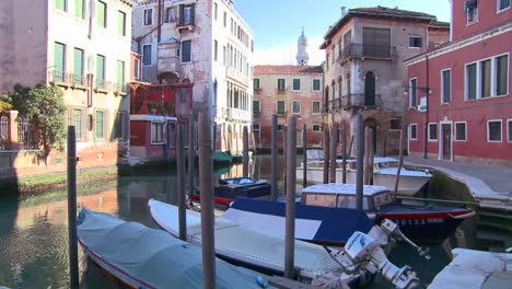 Una-Tranquila-Escena-De-Canal-En-Venecia-Italia-1