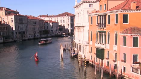 Bootsverkehr-Auf-Den-Kanälen-Von-Venedig-Italien-3