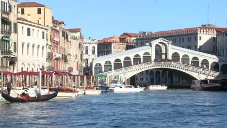 El-Puente-De-Rialto-En-Venecia-Italia-1