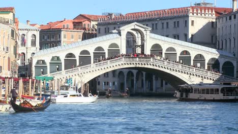El-Puente-De-Rialto-En-Venecia-Italia-2