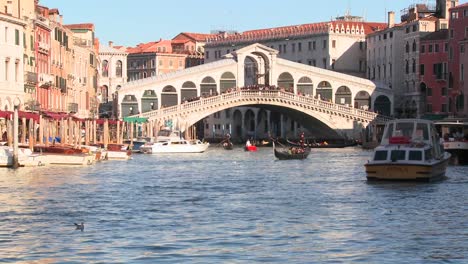 Time-lapse-of-boats-and-gondolas-under-the-Rialto-Bridge-in-Venice-Italy