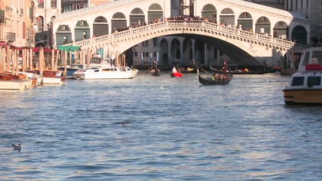 Zeitraffer-Von-Booten-Und-Gondeln-Unter-Der-Rialtobrücke-In-Venedig-Italien-1