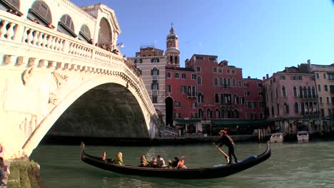 Góndolas-Bajo-El-Puente-De-Rialto-En-Venecia-Italia-3