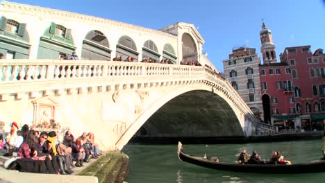 Gondeln-Unter-Der-Rialtobrücke-In-Venedig-Italien-4