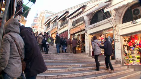 Time-lapse-of-crowds-walking-over-the-Rialto-Bridge-in-Venice-Italy