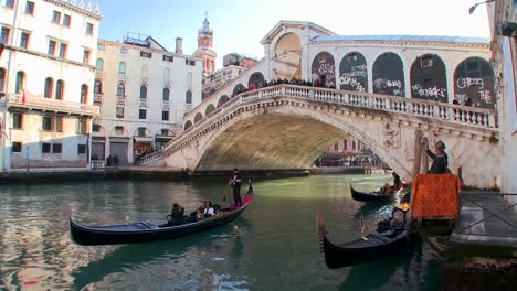 Gondolas-under-the-Rialto-Bridge-in-Venice-Italy-5