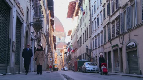 Eine-Wunderschöne-Kathedrale-Thront-über-Den-Straßen-Der-Stadt-Florenz-Italien-2