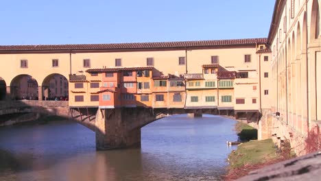 Die-Brücke-Ponte-Vecchio-In-Florenz-Italien