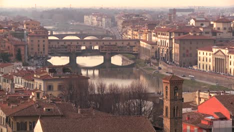 El-Ponte-Vecchio-Y-El-Horizonte-De-Florencia-Italia-1