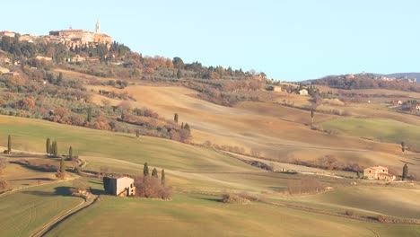 The-beautiful-countryside-of-Tuscany-Italy-with-a-distant-hilltop-village