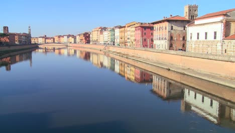 Los-Edificios-Se-Alinean-En-Un-Canal-Simétrico-En-Pisa,-Italia