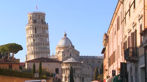 Eine-Straße-In-Pisa-Italien-Mit-Dem-Schiefen-Turm-Im-Hintergrund-2