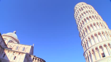 Niedrige-Winkelansicht-Des-Berühmten-Schiefen-Turms-Von-Pisa