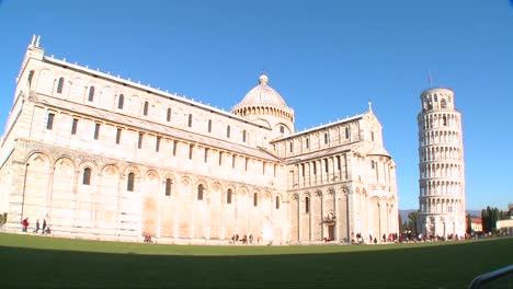 Weite-Aufnahme-Der-Basilika-Des-Berühmten-Schiefen-Turms-Von-Pisa