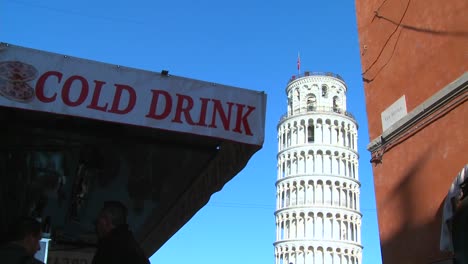 Un-Puesto-De-Bocadillos-Sirve-Bebidas-Frías-Cerca-De-La-Torre-Inclinada-De-Pisa-En-Italia