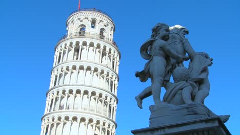 Eine-Engelstatue-In-Der-Nähe-Des-Schiefen-Turms-Von-Pisa-In-Italien