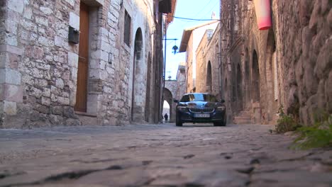 Ein-Neuer-Bmw-Fährt-Durch-Eine-Enge-Gasse-In-Assisi-Italien