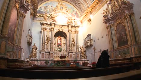 Das-Innere-Einer-Kleinen-Reich-Verzierten-Katholischen-Kirche-1