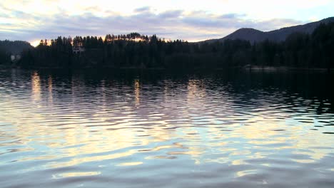 Schöne-Reflexionen-An-Einem-Ländlichen-See