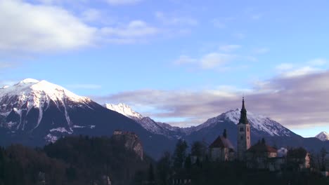 Una-Iglesia-Se-Encuentra-En-Una-Pequeña-Isla-En-El-Lago-Bled,-Eslovenia-1