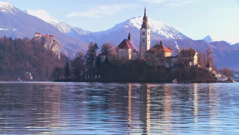 Eine-Kirche-Steht-Auf-Einer-Kleinen-Insel-Im-See-Bled-Slowenien-3