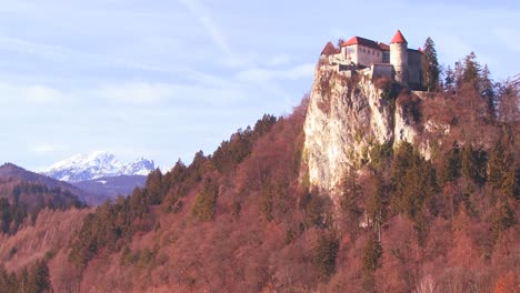 Ein-Wunderschönes-Schloss-In-Den-Alpen-Slowenien