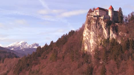 Eine-Schöne-Mittelalterliche-Burg-In-Den-Alpen-Slowenien