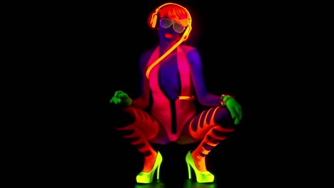 Lady-UV-Glow-02