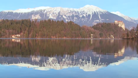 Un-Castillo-Distante-Se-Encuentra-A-Orillas-Del-Lago-Bled-Eslovenia