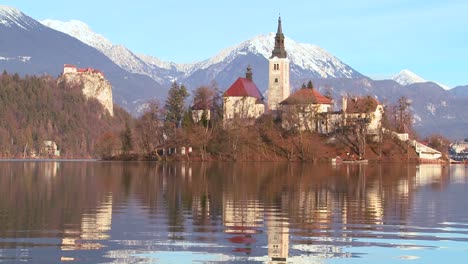 Eine-Schöne-Kirche-Steht-Auf-Einer-Insel-Im-See-Bled-Slowenien