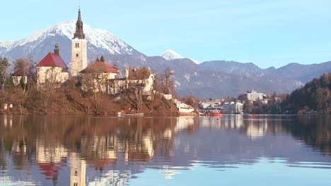 Die-Spiegelung-Eines-Kirchturms-In-Den-Gewässern-Des-Bleder-Sees-Slowenien-1