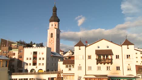 Un-Pueblo-Nevado-En-Los-Alpes-En-Austria-Suiza-Italia-Eslovenia-O-Un-Country-De-Europa-Del-Este-4